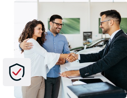 Clientes sendo recepcionados em um balcão por um atendente da empresa